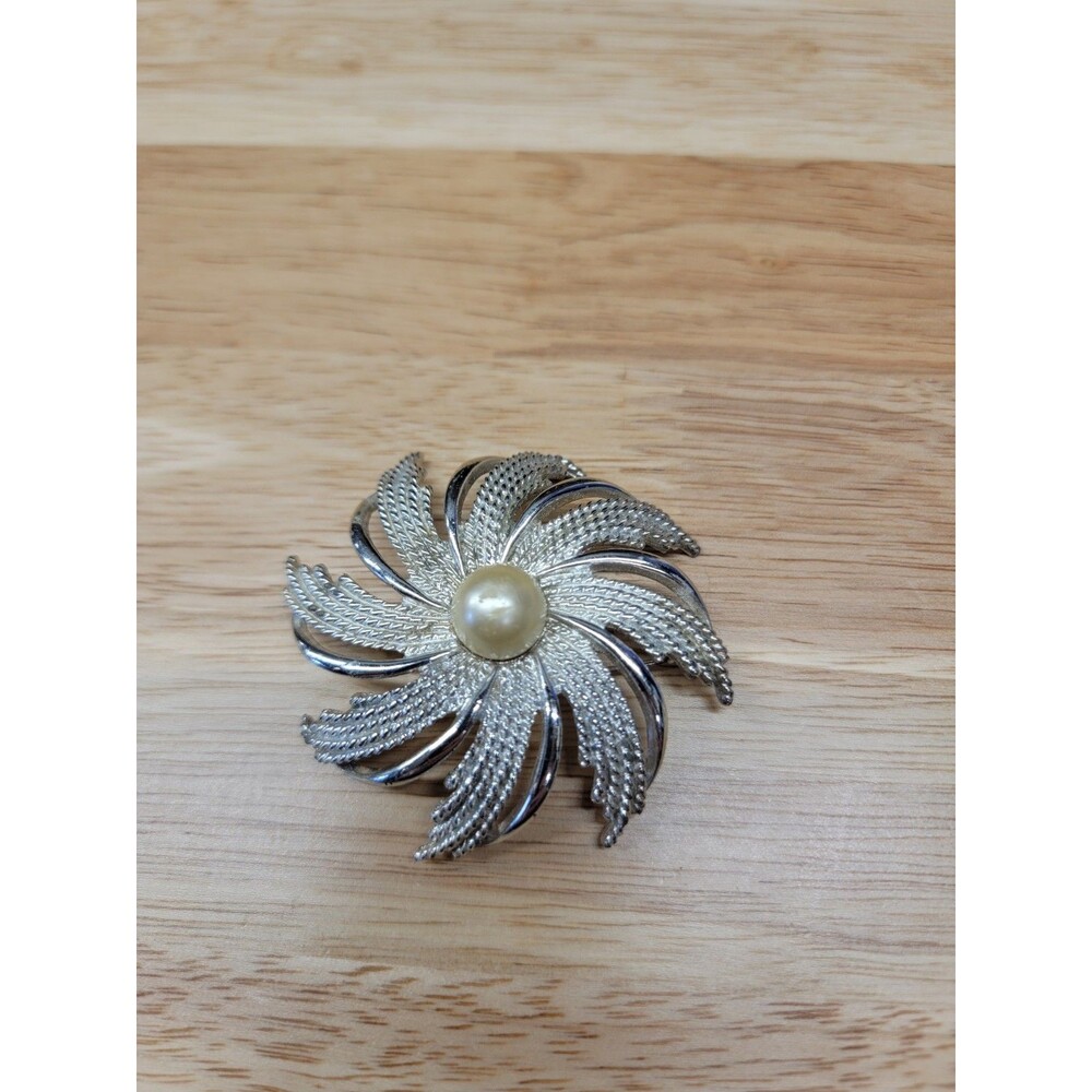 Vintage Sarah Coventry Spiral Star Silver Tone Faux Pearl Brooch Pin.
